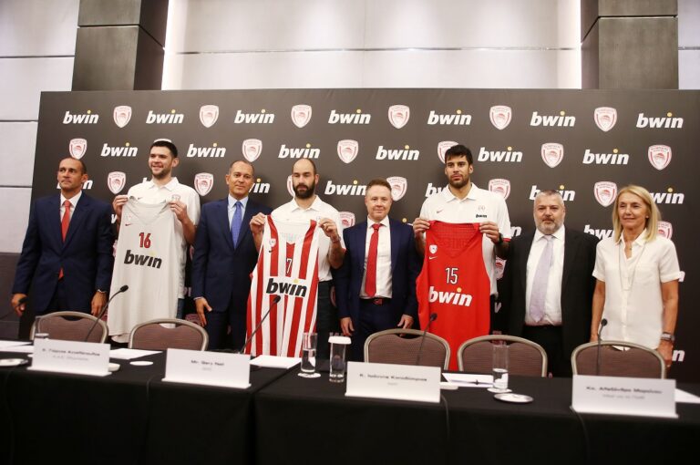 Ο Ολυμπιακός παρουσίασε τις νέες του φανέλες (pics)