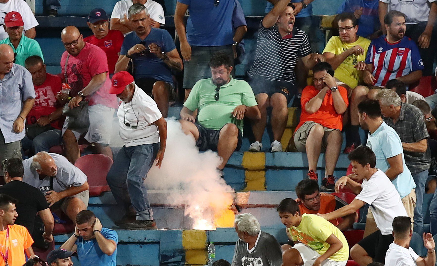 Οπαδοί του ΠΑΟΚ πέταξαν φωτοβολίδα στην εξέδρα του Πανιωνίου (pics)