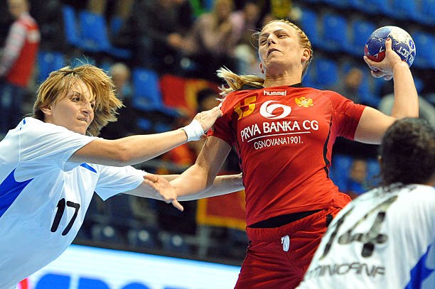 Χάντμπολ: Άφησε τον αγώνα για να θηλάσει το μωρό της (pic)