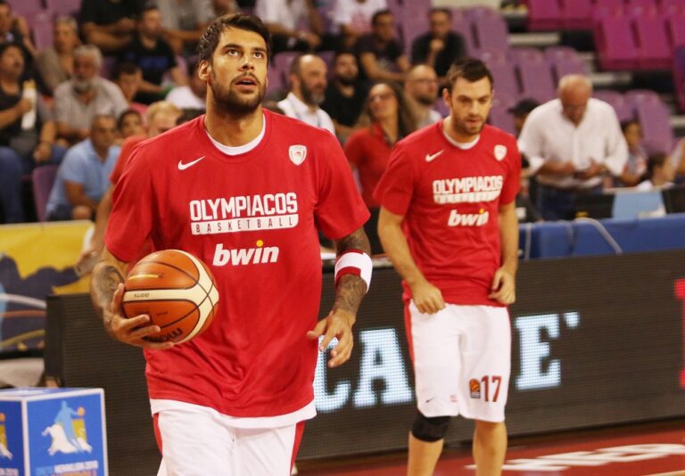 Εξαιρετικό γκράφιτι στη Σύρο με πρωταγωνιστή τον Πρίντεζη (pic)