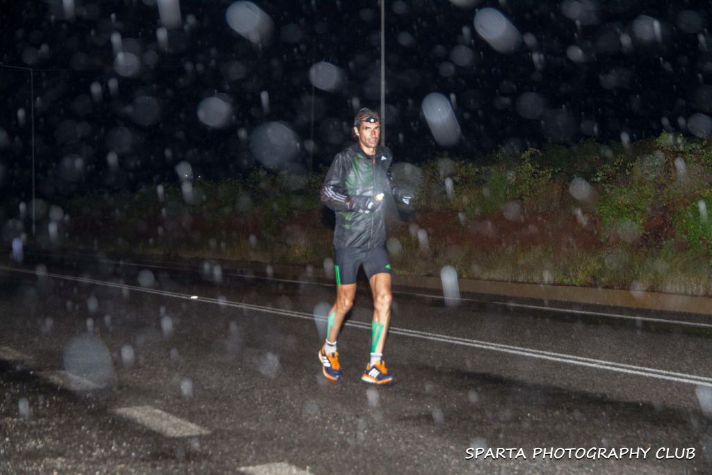 Σπάρταθλον 2018: Τα γουρουνόπουλα των δρομέων, ο «Ζορμπάς» και η ξηλωμένη πινακίδα [pics]