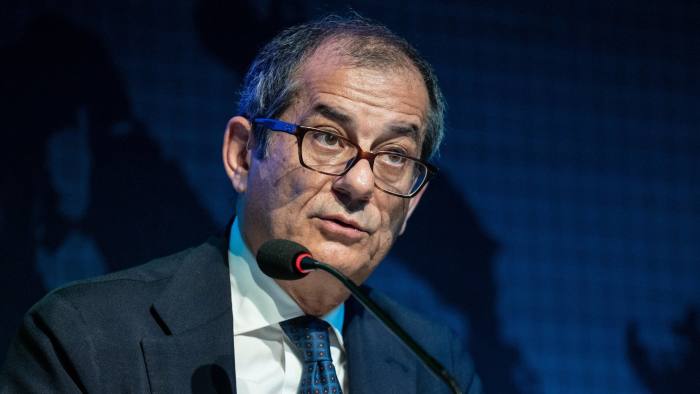 Υπό παραίτηση ο Ιταλός υπουργός Οικονομικών