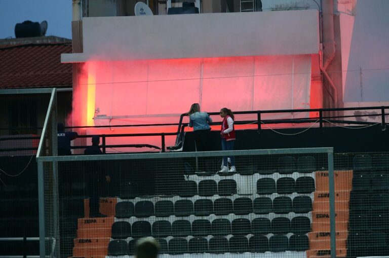 Επεισόδια και δακρυγόνα έξω από το γήπεδο του ΟΦΗ (vid)