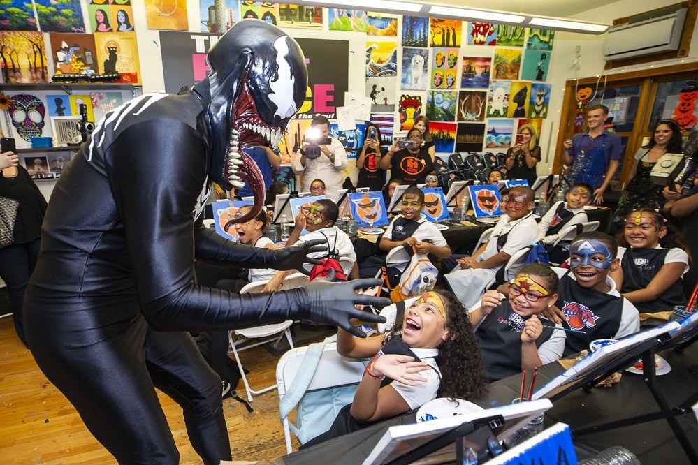 Ο Καντέρ ντύθηκε… Venom και επισκέφθηκε παιδιά (vid)