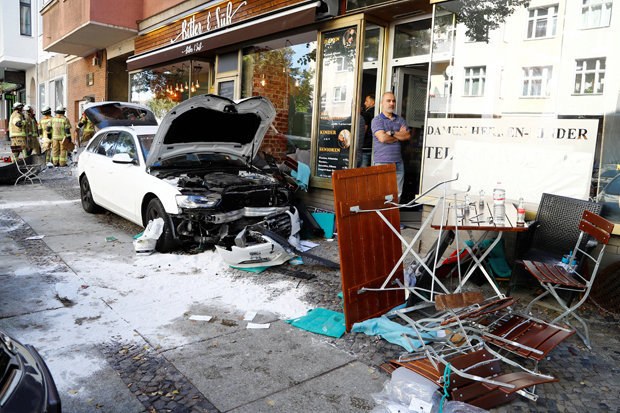 Βερολίνο: Αυτοκίνητο έπεσε πάνω σε πεζούς (pics)