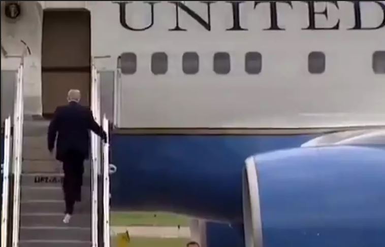 Ο Τραμπ ανέβηκε στο Air Force One με κολλημένο στο πόδι του… χαρτί τουαλέτας
