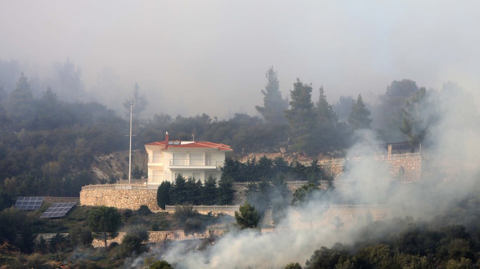 Φωτιά στη Χαλκιδική: Επεσαν οι άνεμοι – Σε ύφεση το πύρινο μέτωπο