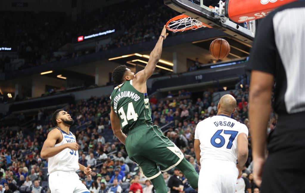 «Διπλός» ο Γιάννης στη νίκη των Μπακς κόντρα στους Τίμπεργουλβς (vid)