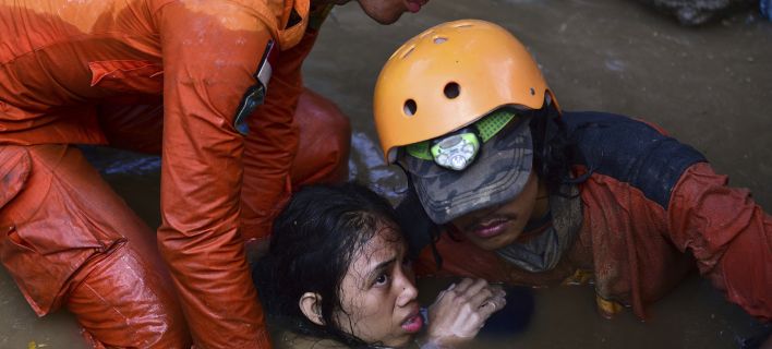 «Θαύμα» στα ερείπια της Ινδονησίας: Ανέσυραν γυναίκα ζωντανή! Στους 1.200 οι νεκροί