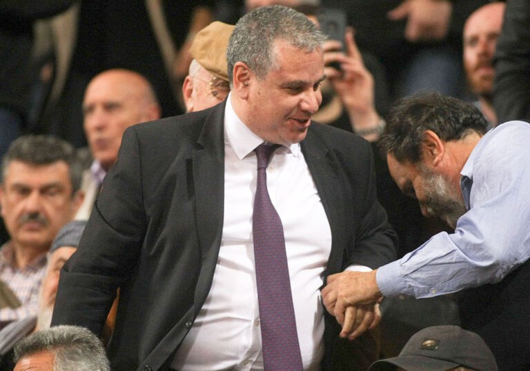 Δεν σέβεσαι την ιστορία όταν την κάνεις… μαϊντανό