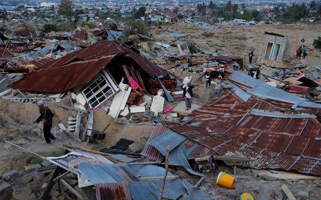 Ινδονησία: Στους 2.000 οι νεκροί από τον σεισμό και το τσουνάμι