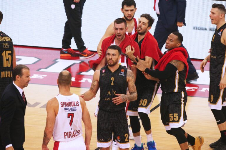 Η ένταση στο ΣΕΦ με Τζέιμς (pics)