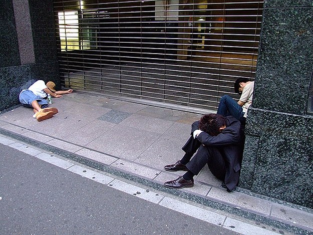 Σοκάρουν οι εικόνες από την Ιαπωνία: Εξαντλημένοι εργαζόμενοι κοιμούνται στο δρόμο με κουστούμια! (pics)