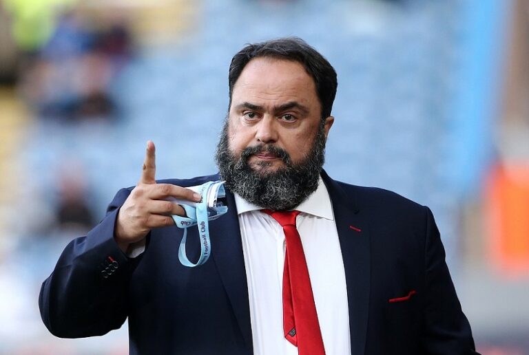 O Μαρινάκης στην Αγγλία, τα έχωσε στους παίκτες της Νότιγχαμ