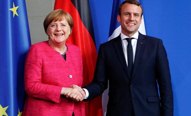 Μέρκελ – Μακρόν τα «έπιναν» μετά τη συζήτηση για το Brexit