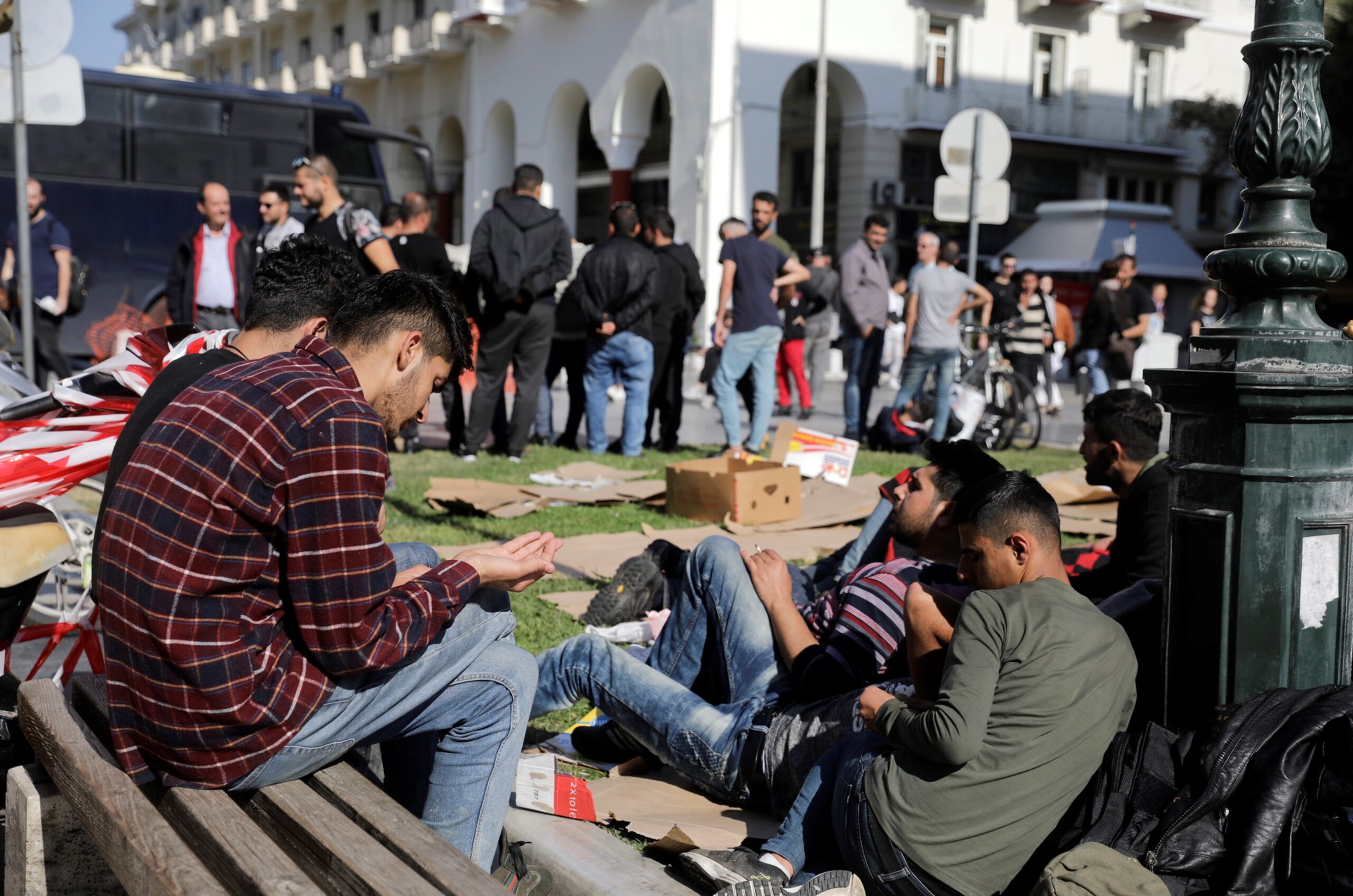 Πλατεία Αριστοτέλους: Δεν την εγκαταλείπουν οι μετανάστες