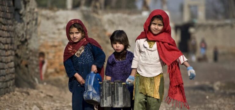 Σε ημι-κωματώδη κατάσταση κρατά τα παιδιά των προσφύγων η Αυστραλία