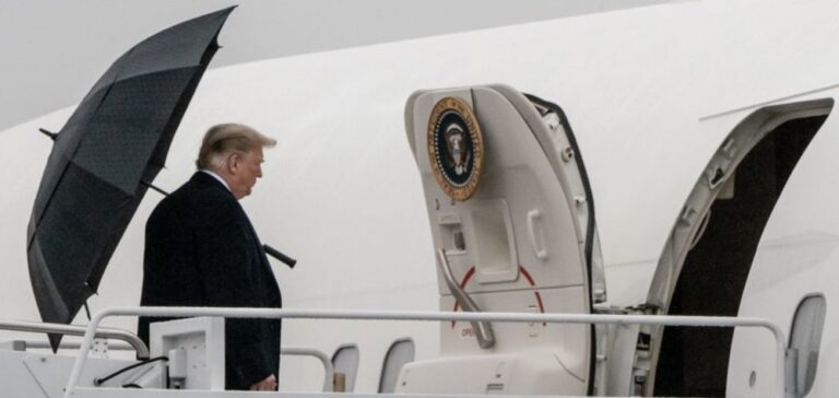 Ο Τραμπ δεν ξέρει να κλείσει μια ομπρέλα (vid)