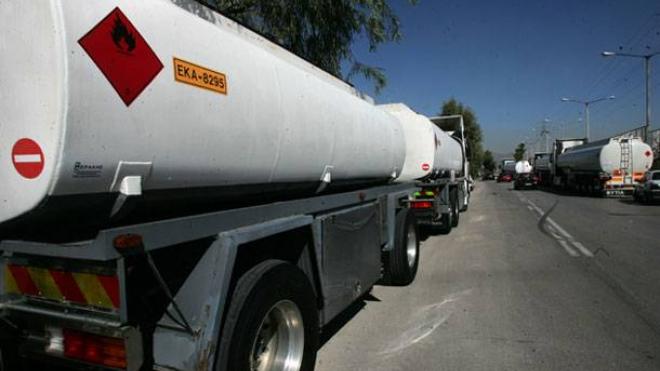 Βυτιοφόρο έπεσε από ύψος δέκα μέτρων και τυλίχθηκε στις φλόγες