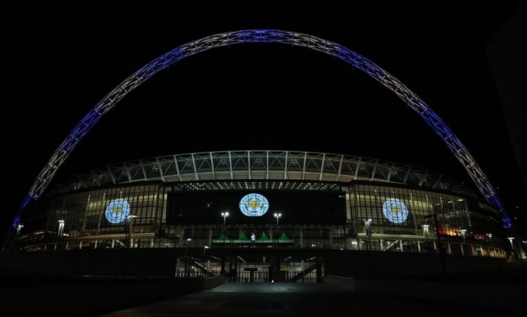 Στα χρώματα της Λέστερ φωτίστηκε το «Γουέμπλεϊ» (pic)