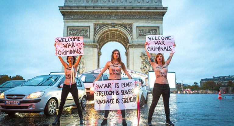 Ακτιβίστριες διαδήλωσαν γυμνόστηθες στο Παρίσι (pic)