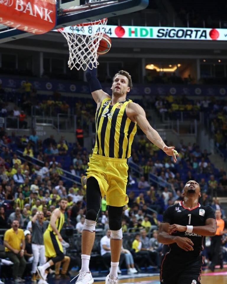 Έγινε πατέρας ο Βέσελι, παίζει κανονικά με Ολυμπιακό