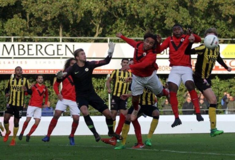 Ολλανδία: Γυναίκα εισέβαλε γυμνή σε γήπεδο! (pic, vid)