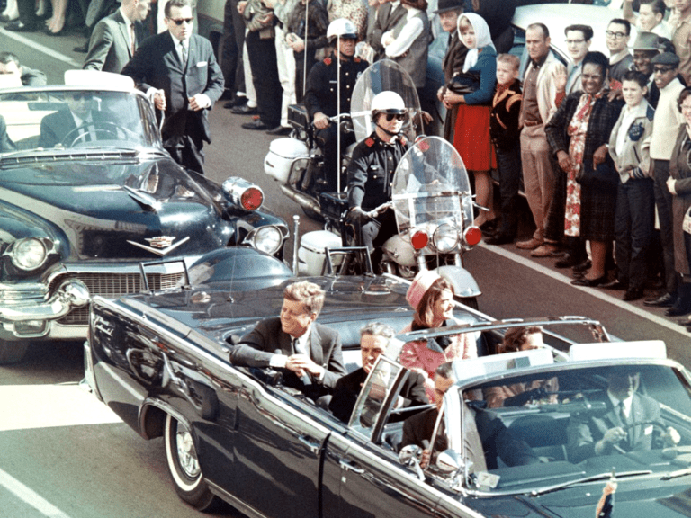 Νέα θεωρία συνωμοσίας: Η Τζάκι Κένεντι πίσω από τη δολοφονία του JFK [vid]