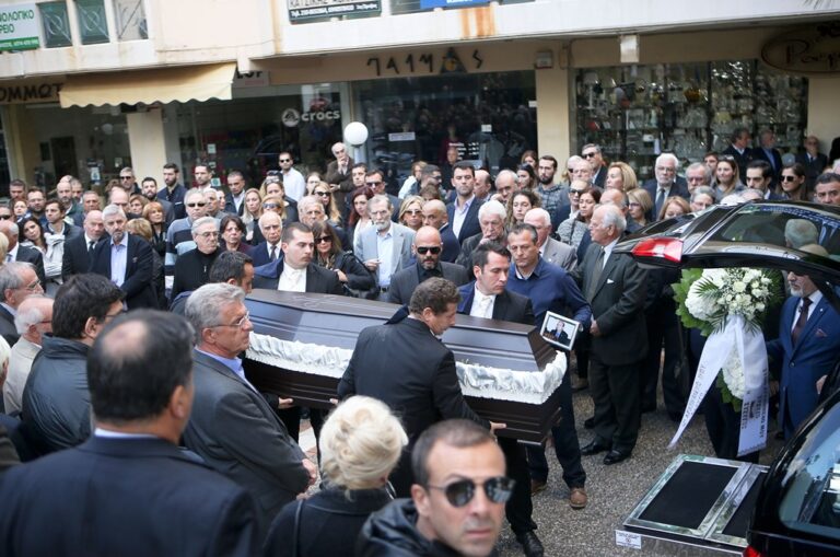Πλήθος κόσμου στην κηδεία του Ανδρέα Μπόμη
