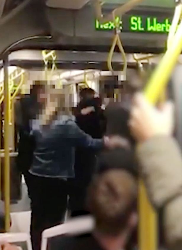 Πήγε να τους χωρίσει και έφαγε μία γερή – Της έριξαν μπουνιά