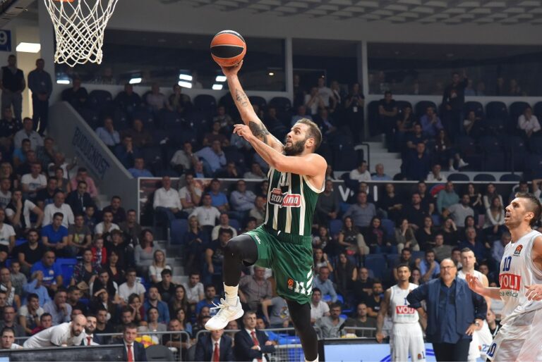 Ο Νίκος Παππάς παρακολουθεί ΣΚΑΪ και αποθεώνει τη σύντροφό του (vid)