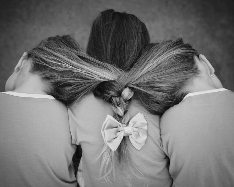 Tρίδυμες βαρέθηκαν να είναι ίδιες και μεταμορφώθηκαν (vid)