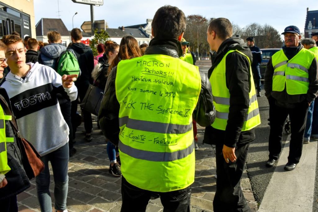 Γαλλία: Συναγερμός για άνδρα με χειροβομβίδα!