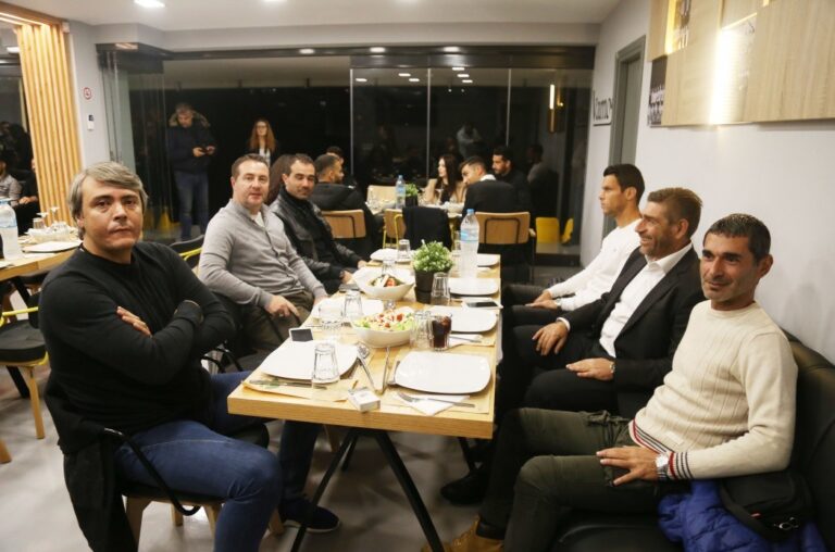 Το δείπνο του Άρη στο εστιατόριο του «Κλεάνθης Βικελίδης» (pics)