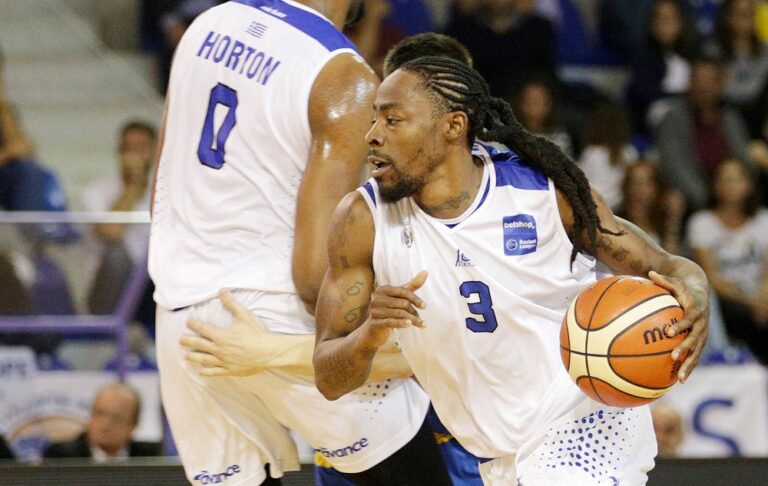 Προς την πόρτα εξόδου ο Μπολντς από την Κύμη