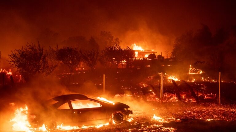 Οι θυελλώδεις άνεμοι τροφοδοτούν τις φλόγες στην Καλιφόρνια