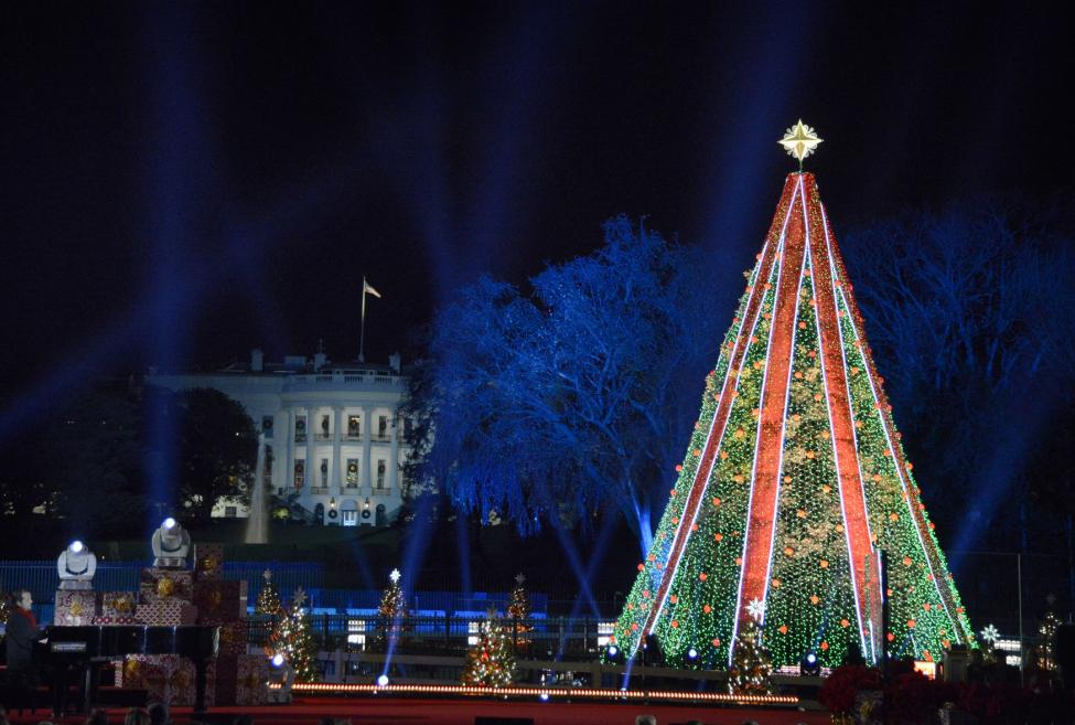 Ο Ντόναλντ Τραμπ στην τελετή του φωτισμού του Εθνικού Χριστουγεννιάτικου Δέντρου (vid)