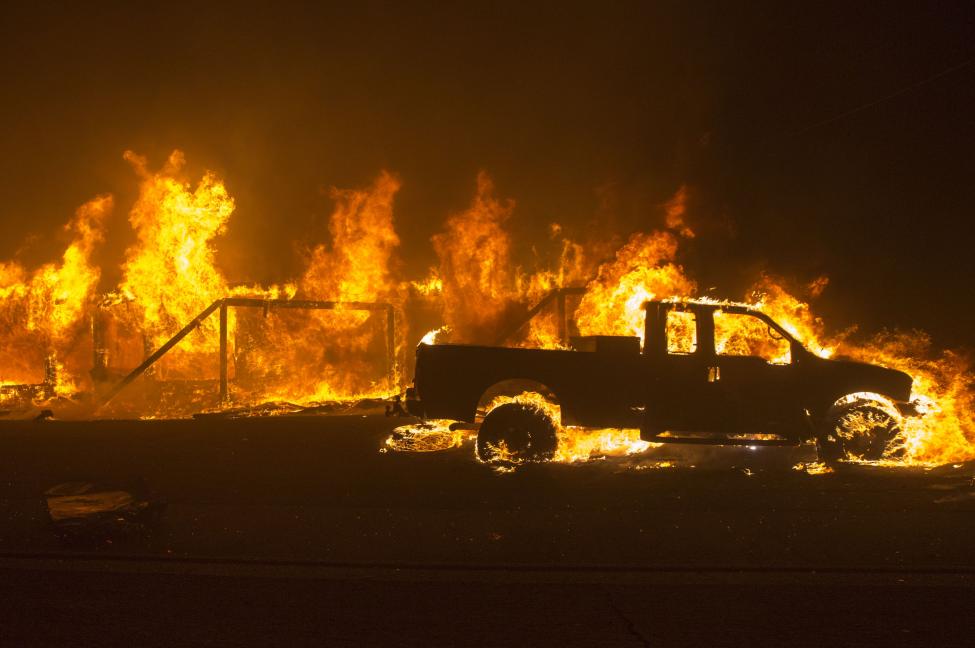 Μαίνονται οι πυρκαγιές στην Καλιφόρνια – Εκκενώνονται ολόκληρες πόλεις (vid)