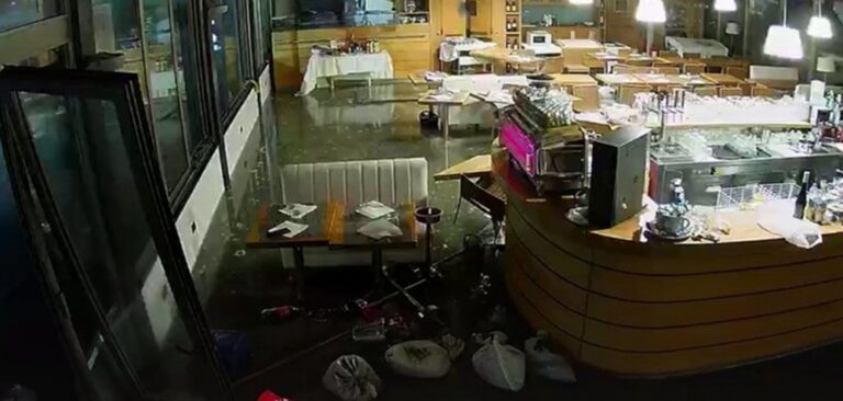 Η στιγμή που το κύμα διαλύει εστιατόριο στη Γένοβα (vid)