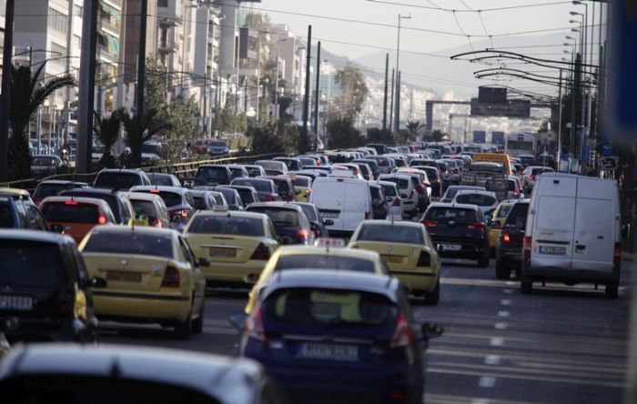 Τεράστια ταλαιπωρία για τους οδηγούς λόγω και της πρωινής βροχής – Πού υπάρχουν προβλήματα