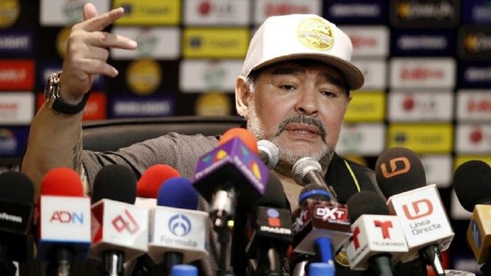 Μαραντόνα: «Είναι όλοι ανίκανοι, κάντε τον τελικό στο γήπεδο της Βελέζ»