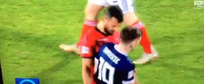 Koυτουλιά σε αντίπαλο και αποβολή ο Μάβραϊ! (vid)