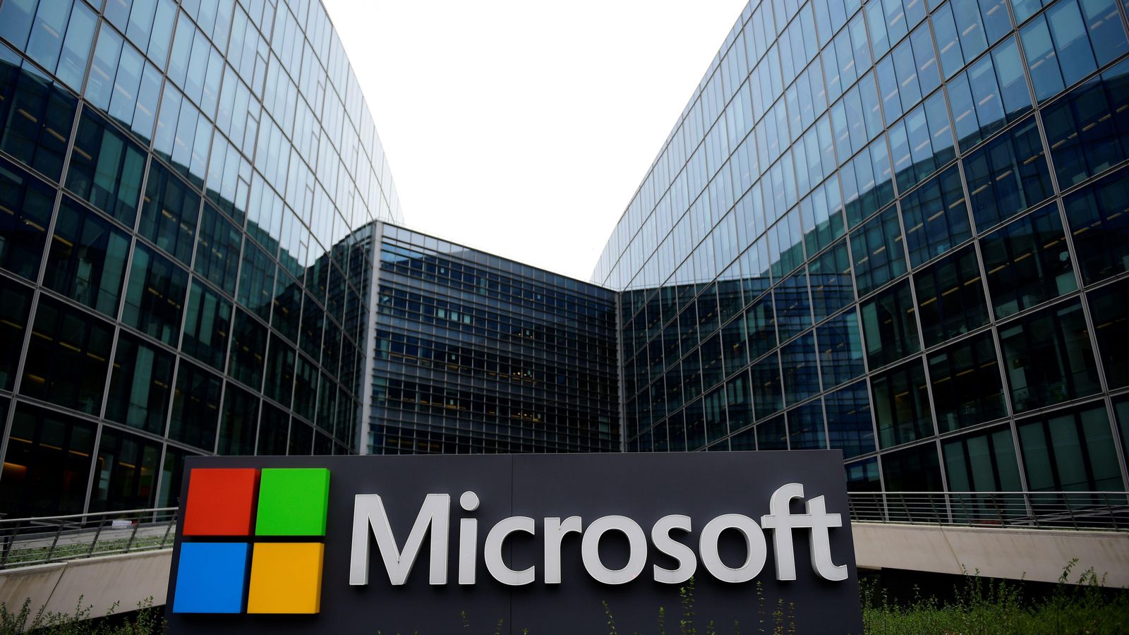 Σαν σήμερα: Η μέρα που γεννήθηκε το μεγαθήριο «Microsoft»