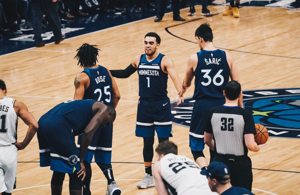 «Διέλυσαν» τους Σπερς οι Τίμπεργουλβς – Όλα τα αποτελέσματα του NBA (vids)