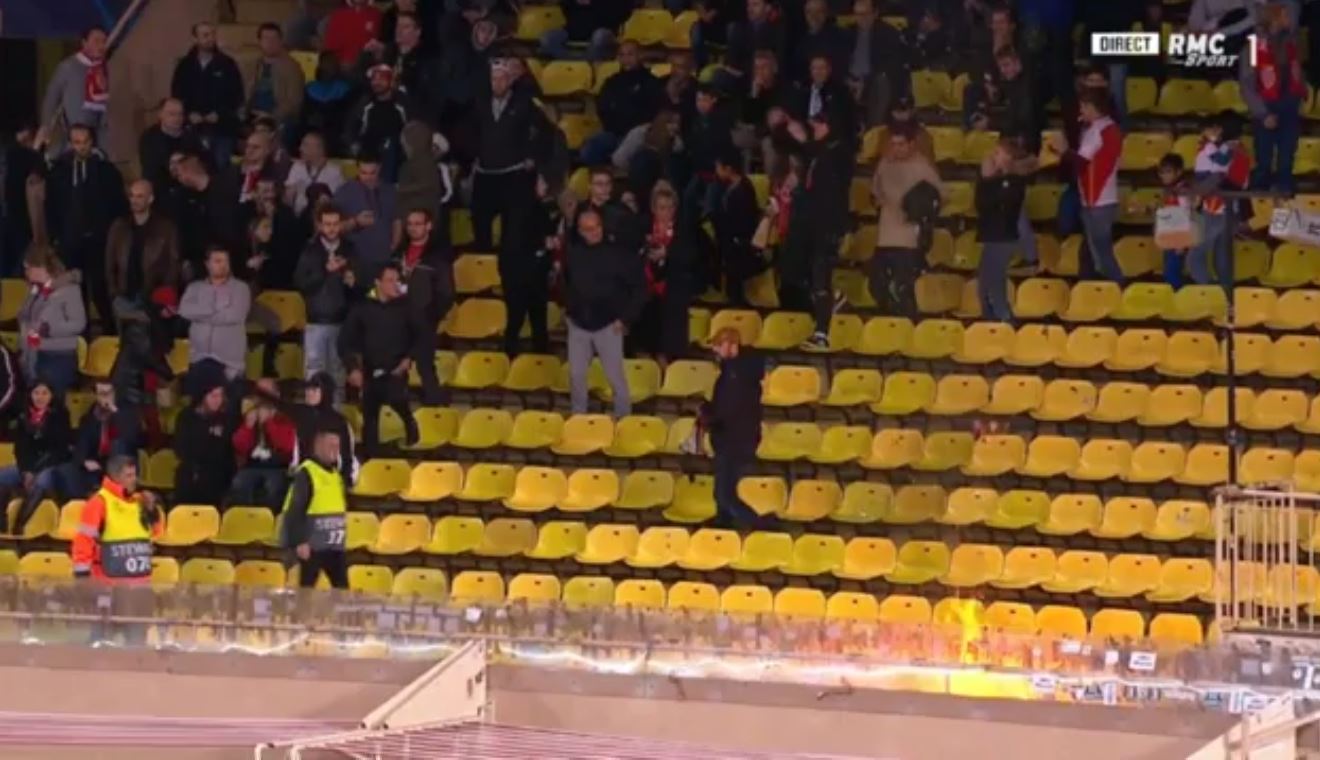Τι άλλο θα δούμε; Οπαδοί της Μονακό έβαλαν φωτιά στο γήπεδο (vid)