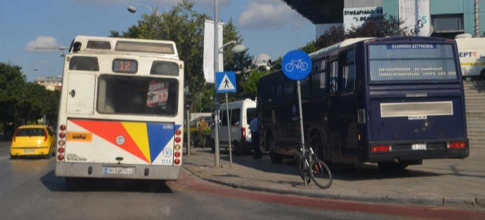 Θεσσαλονίκη: Λεωφορείο του ΟΑΣΘ έπεσε σε περίφραξη σπιτιού (pics)