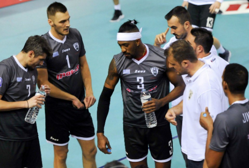 Volley League: Ο Φοίνικας Σύρου φέρνει μπελάδες στον ΠΑΟΚ