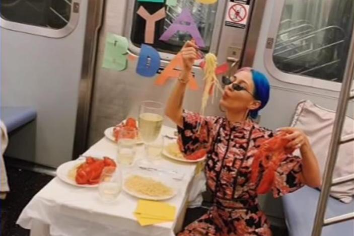 Μόνο στη Νέα Υόρκη – Πάρτι γενεθλίων στο…μετρό (pics-vid)