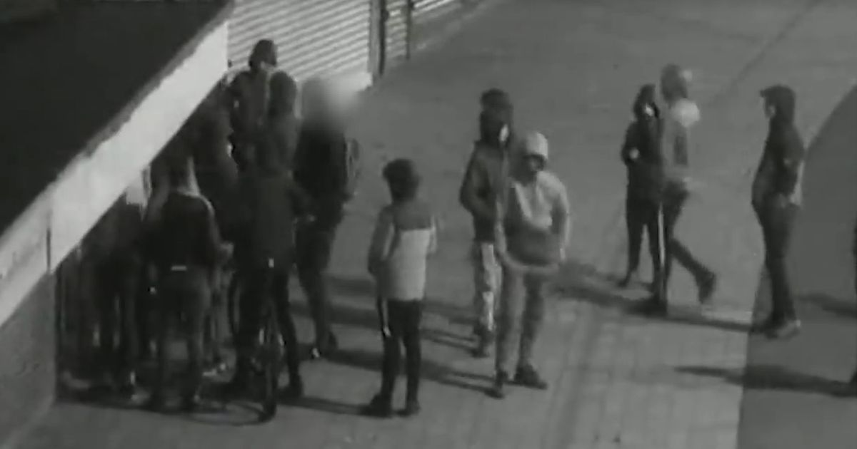 Χάος στη Βρετανία: Εκατό έφηβοι περικύκλωσαν αστυνομικούς και τους πέταξαν τούβλα (vid)