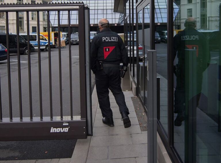 Έφοδος της αστυνομίας στην Deutche Bank!